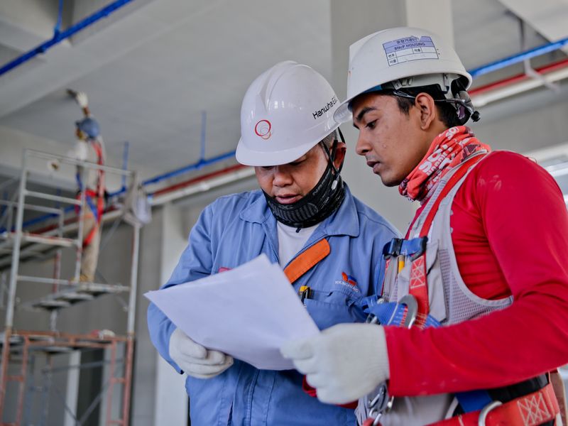 Ingeniería Civil - ingenieros revisando planos en obra