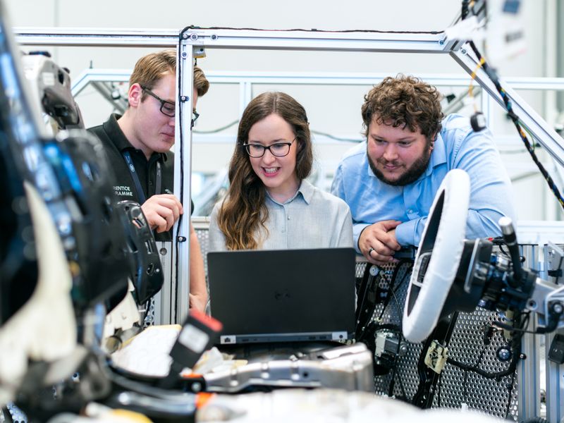Ingeniería Electrónica - equipo desarrollando automatización