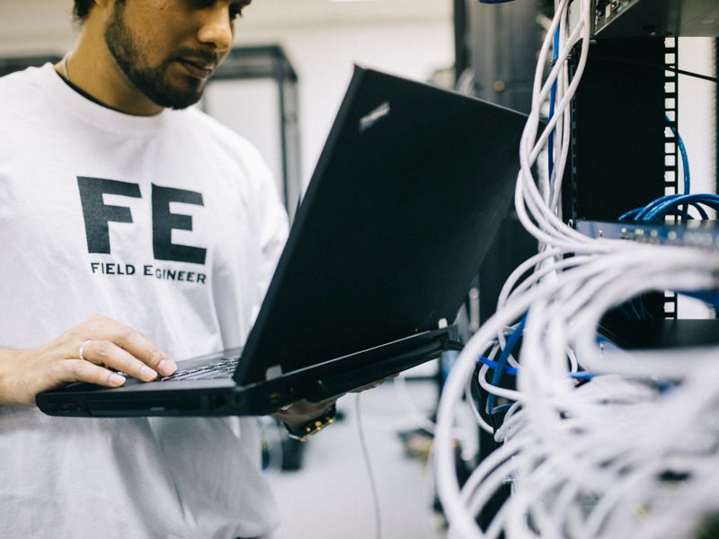 Ingeniería de Sistemas - ingeniero configurando servidores de red